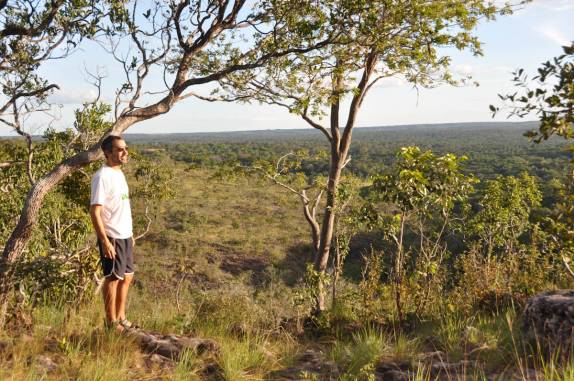 Admirando a região de cerrado próxima à Riachão, na Chapada das Mesas - MA